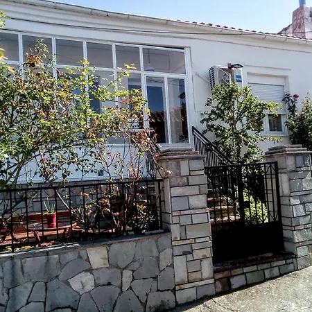 Tanias House Apartman